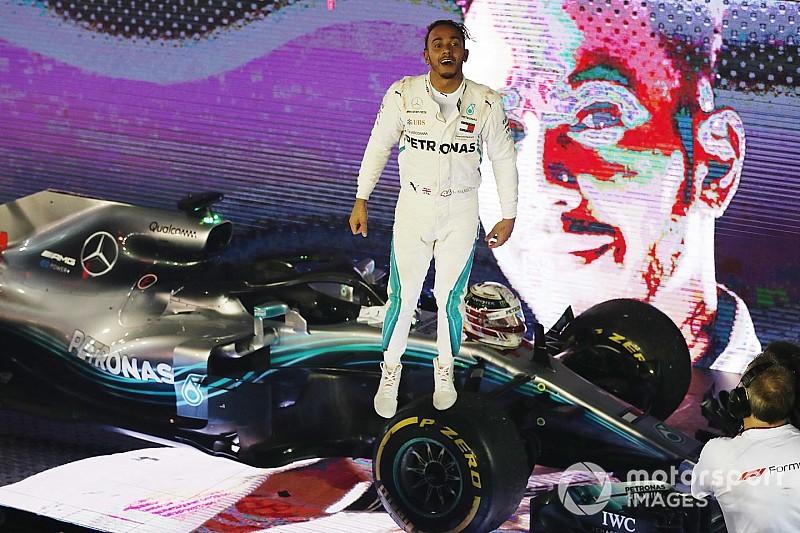 Singapore GP: Hamilton wins from Verstappen and Vettel