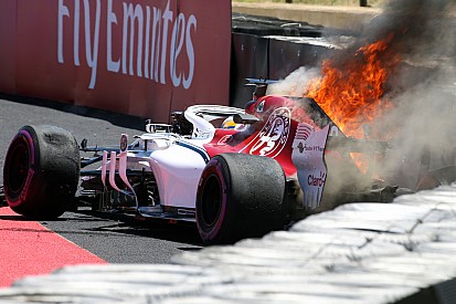 Fotogallery: l'Alfa Romeo-Sauber di Ericsson va a fuoco dopo l'incidente nelle Libere 1