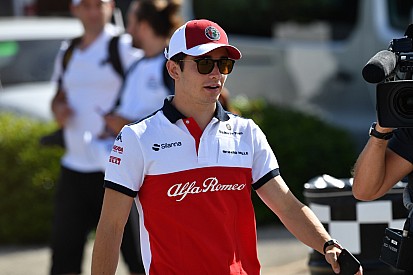Nemrég még ki akarták rúgatni Leclercet, most pedig a Ferrarival hozzák szóba