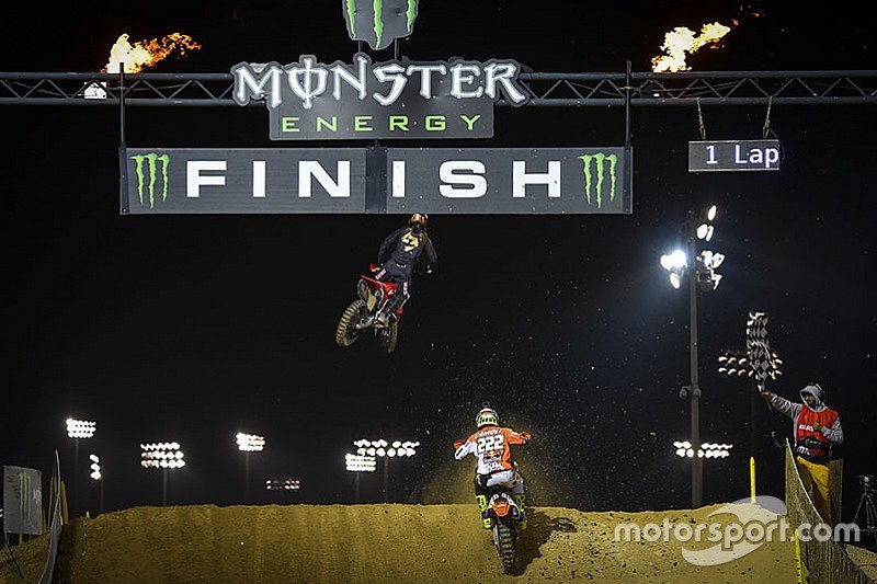 MXGP Qatar: Cairoli verslaat Gajser spectaculair, Nederlanders revancheren zich