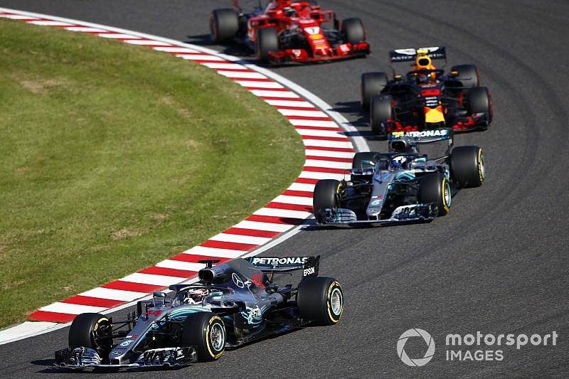 Hamilton nyerte a Japán Nagydíjat Bottas előtt, Vettel összeütközött Verstappennel