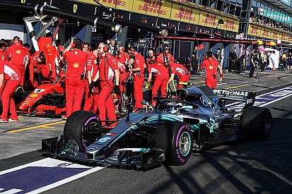 Damon Hill discute com Twitter oficial da Mercedes