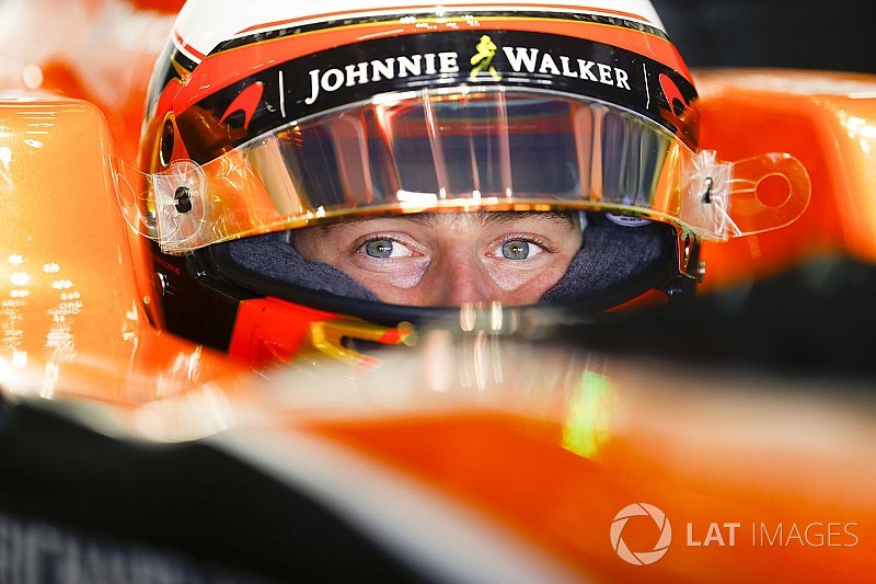 Räikkönen beesik Vandoorne elé, és