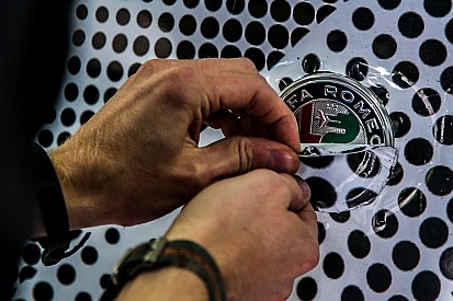 Alfa Romeo: rinomina il motore Ferrari per pagare solo Leclerc?