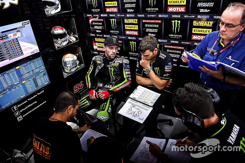 Inside - Une séance dans le stand du team Tech3