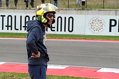Росси замечен в замаскированном под AGV шлеме Arai