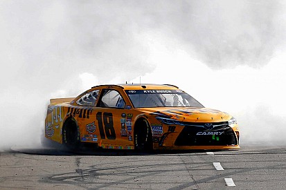 Kyle Busch completes the sweep with dominant Martinsville win