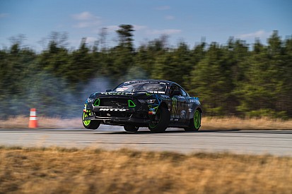 Vaughn Gittin Jr. gumt erop los in 900 pk sterke Ford Mustang