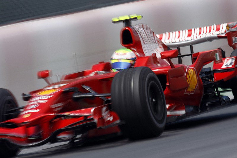 Massa parádés dupla előzése a Ferrarival: 10 éve