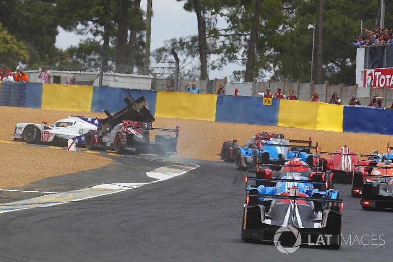 Toyota #8, de Alonso, lidera hora 1; time de Senna despenca