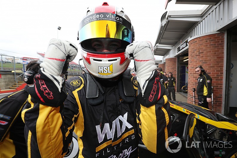 Snetterton BTCC: Goff holds off Sutton to win wet Race 1