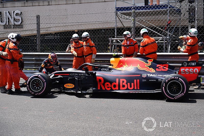 Red Bull: két fronton is sokba kerülnek Verstappen hibái