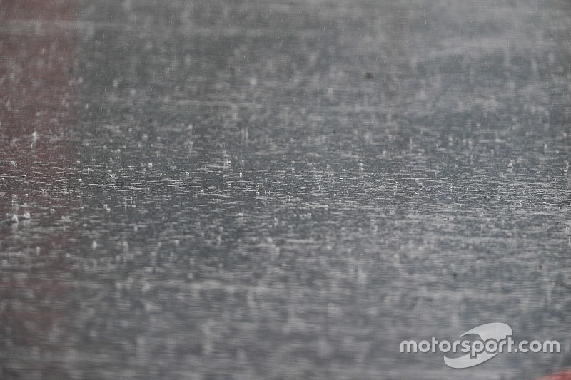 Troppa pioggia a Silverstone e l'asfalto non drena l'acqua: partenza della gara di MotoGP ritardata