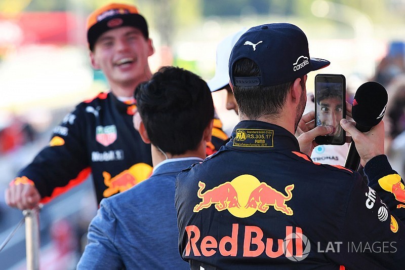 Ricciardo elvette Hamilton telefonját: videón a trollkodása