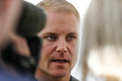 Video Mercedes: la giornata di Bottas a Brackley e un po' di hockey