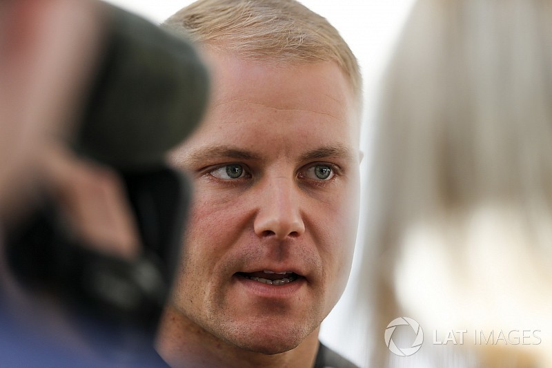 Video Mercedes: la giornata di Bottas a Brackley e un po' di hockey