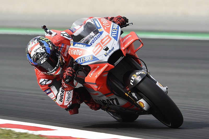 Lorenzo fue el mejor del viernes en Barcelona y Márquez tuvo una caída