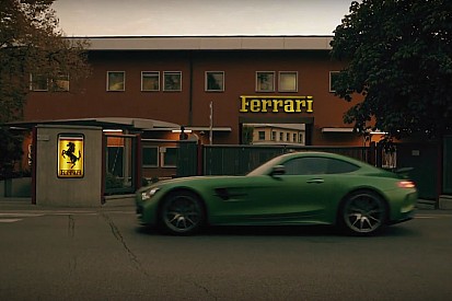 Vídeo: un Mercedes ‘profana’ Maranello para rendir tributo a Ferrari