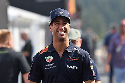 Hamilton hails "brave" Ricciardo for "risky" Renault move