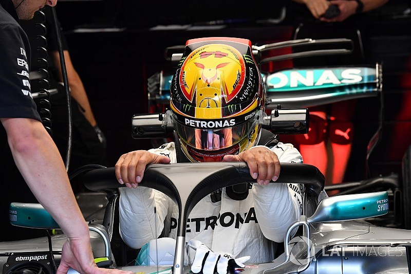 Hamilton nehézkes kiszállása a halós Mercedesből