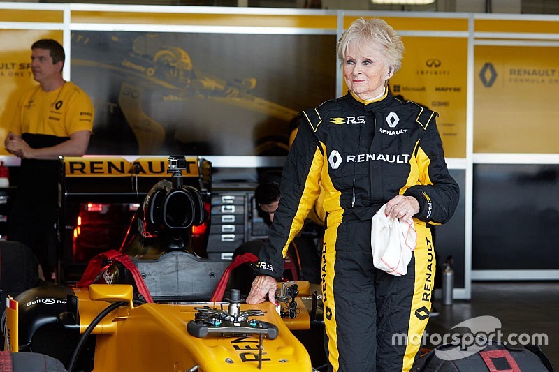 VIDEO: mujer de 79 años manejó un F1 de Renault