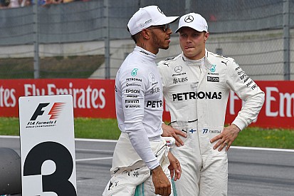 Hamilton, Mercedes'e duble getirmek istiyor