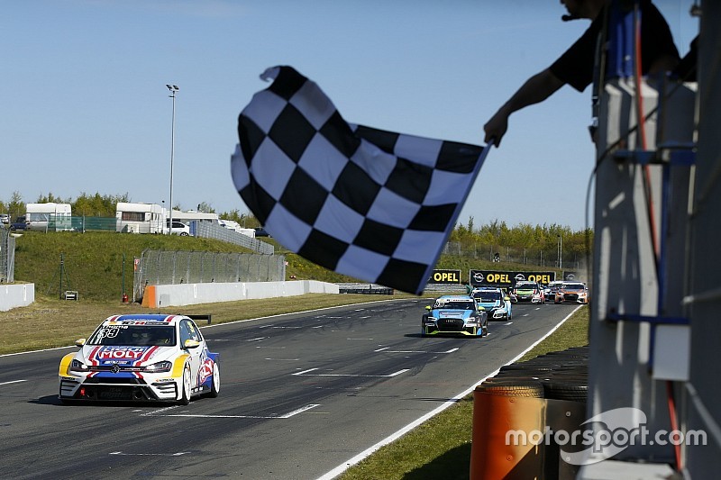 TCR Germany: Der Berner Florian Thoma gewinnt sein erst zweites Autorennen!