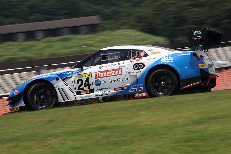 スリーボンド日産自動車大学校GT-Rが盤石な走りでポール・トゥ・ウィン