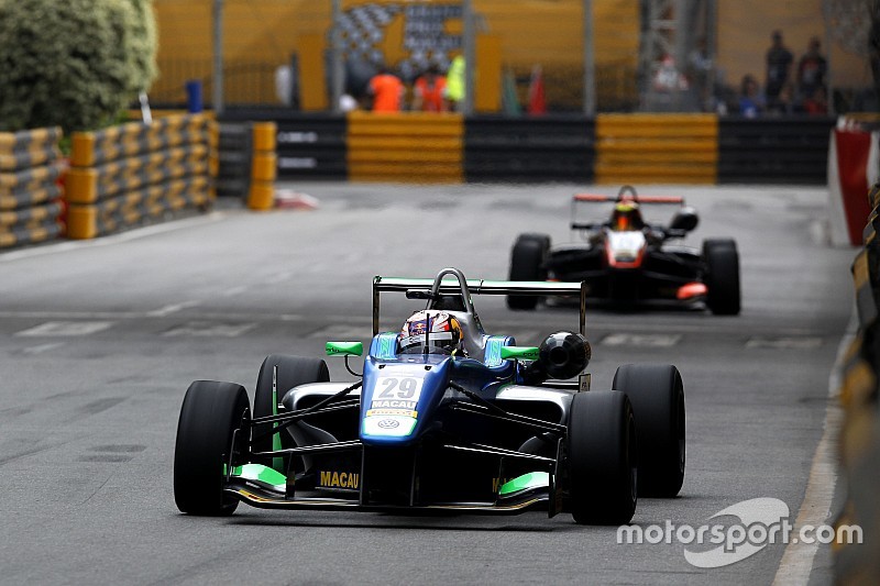Macau GP: Da Costa passes Ilott to win qualification race