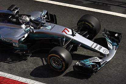 Tes Barcelona: Mercedes puncaki tes hari Rabu, Ferrari kecelakaan