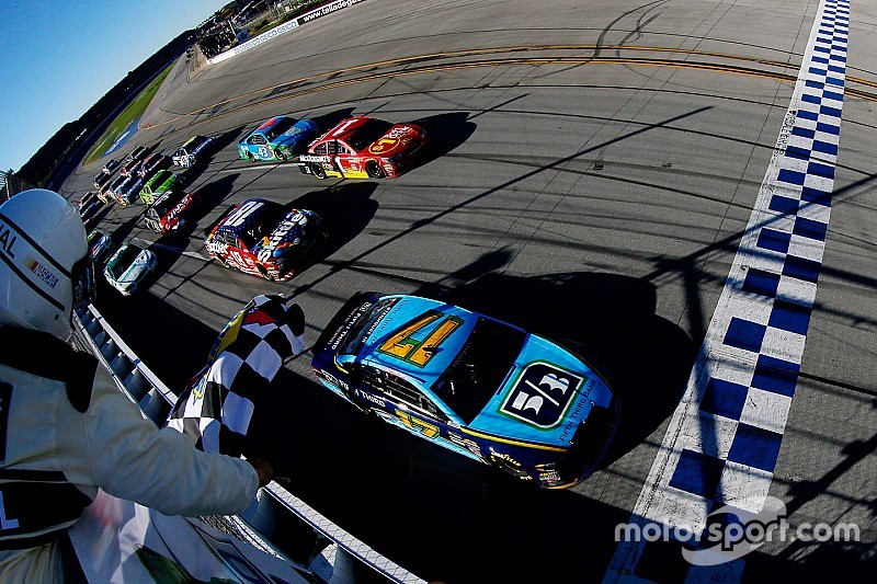 Elképesztő befutó a NASCAR-ban