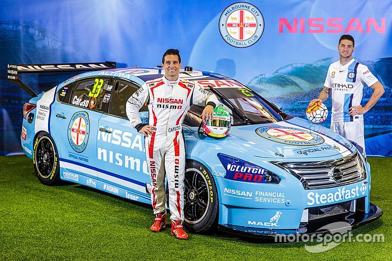 Nissan decora auto con colores de equipo de futbol