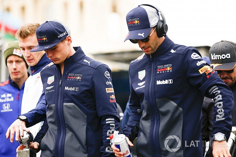 Ordenan a Verstappen y Ricciardo disculparse en la fábrica de Red Bull