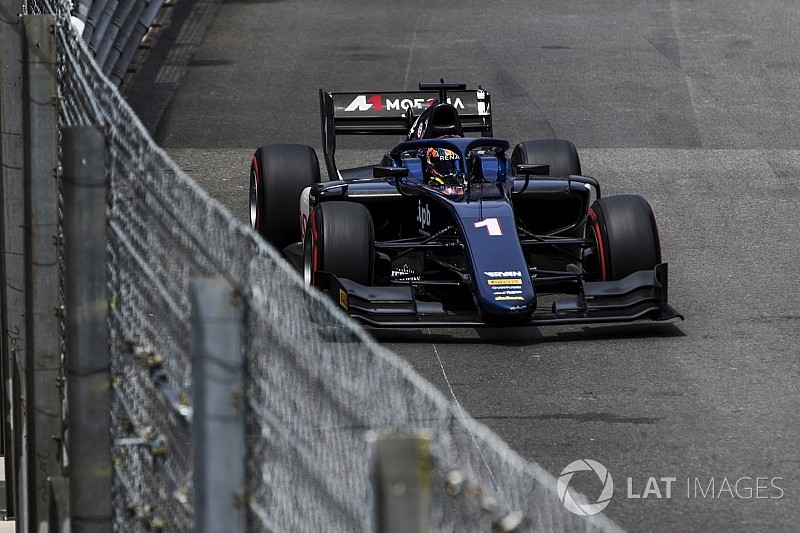 F2 Monaco: Markelov superieur na bizarre botsing De Vries/Albon