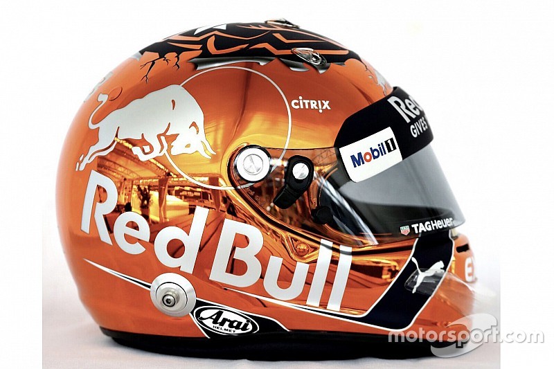 Bemutatták Verstappen új sisakját: képek, videó