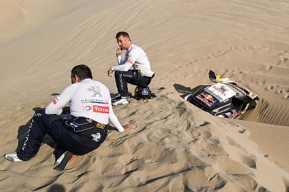 Loeb teme haber perdido su última chance de ganar el Dakar