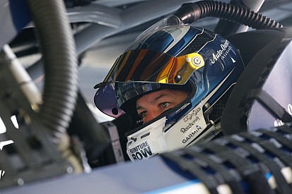 Truex arrebata a Larson el liderato en la segunda etapa en Michigan