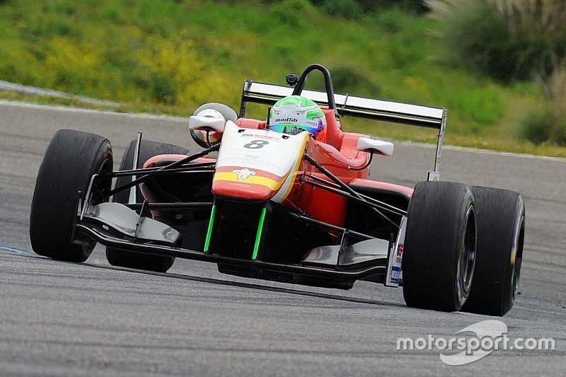 Leonardo Pulcini trionfa in Gara 1 all'Estoril