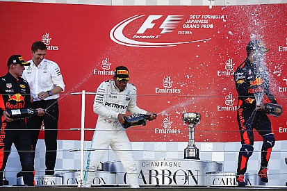 Hamilton pezsgő-onboard: szórta rendesen a nedűt