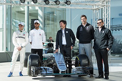 Fotogallery: Hamilton e Bottas inaugurano il technology centre Petronas