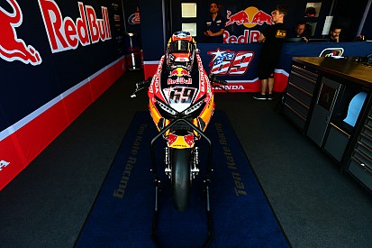 Rea se exhibe en la jornada del viernes del WorldSBK en Donington