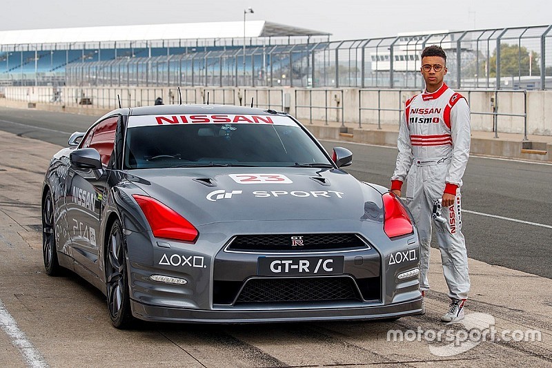 Video: Op afstand bestuurbare Nissan GT-R/C rijdt 211 km/uur
