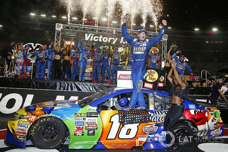 Kyle Busch completa la 'barrida' en Bristol