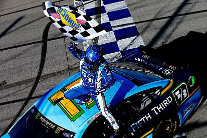 Stenhouse dedica a Bryan Clauson su primera victoria en Cup