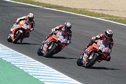 Queda tripla incendeia MotoGP e Alonso vive dia de glória