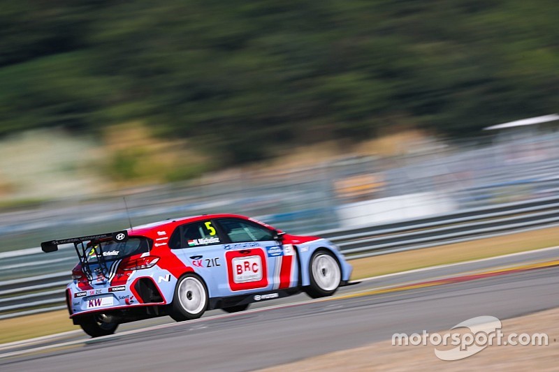 Björk domináns győzelme Kínában, Michelisz ötödik lett a sérült autójával
