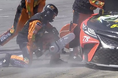 Гигантская «болгарка» в NASCAR и жесткая битва в ралли-кроссе: лучшие видео уик-энда