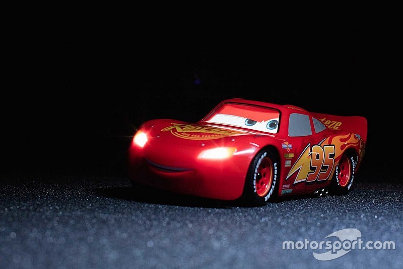 Un Rayo McQueen de radio control que mueve los ojos