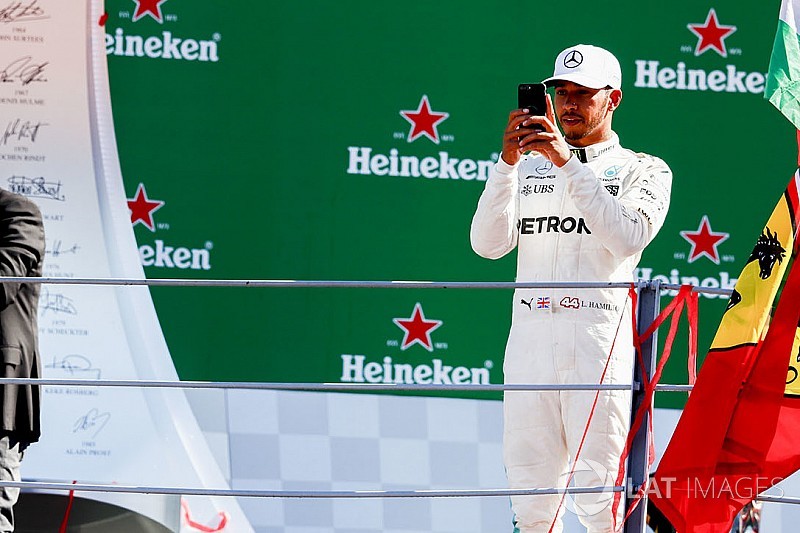 Vaiado em Monza, Hamilton se diz “feliz” por ser vilão