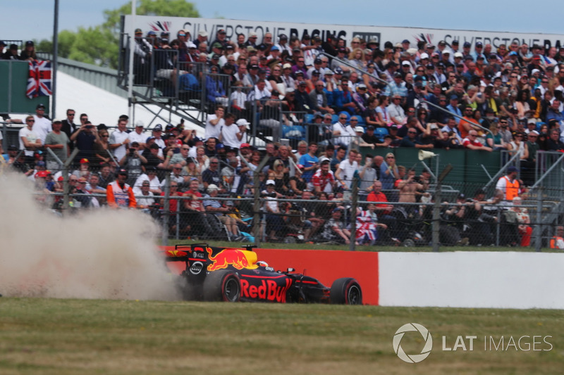 Günün pilotu Daniel Ricciardo pist dışında, Red Bull